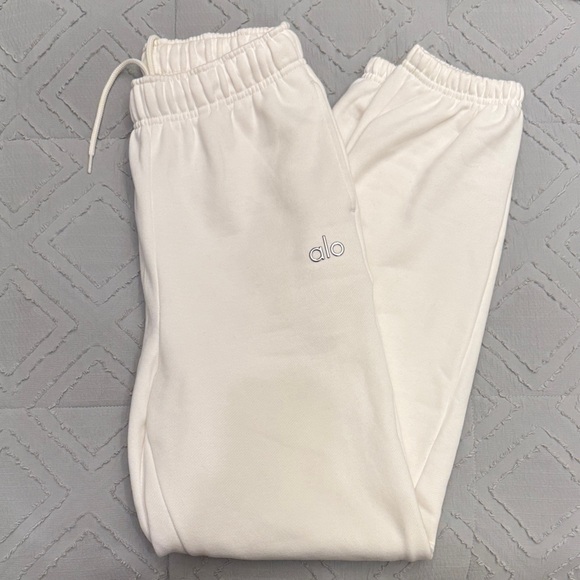ALO Yoga Pants - ALO Accolade Sweatpants - Ivory XS